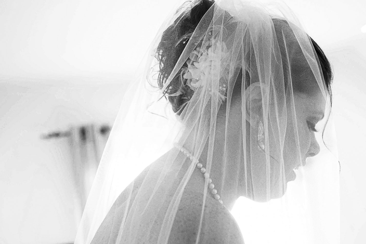 bride in a veil before the wedding at the Enchanted Barn in Wisconsin