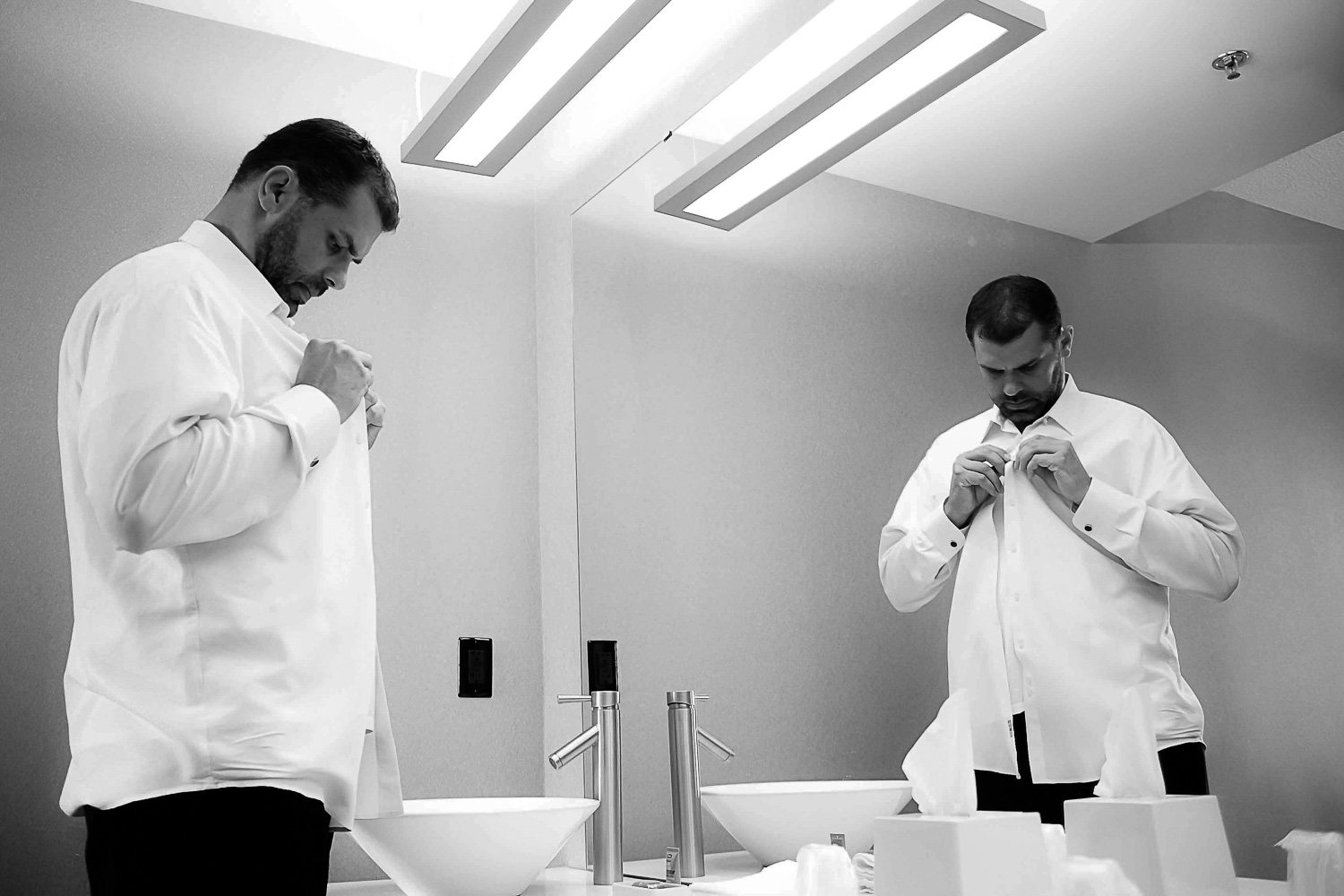 groom getting ready in his hotel room at Aloft in Minneapolis