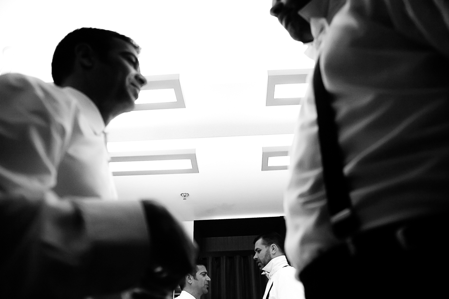 groom and groomsmen getting ready at Aloft in Minneapolis