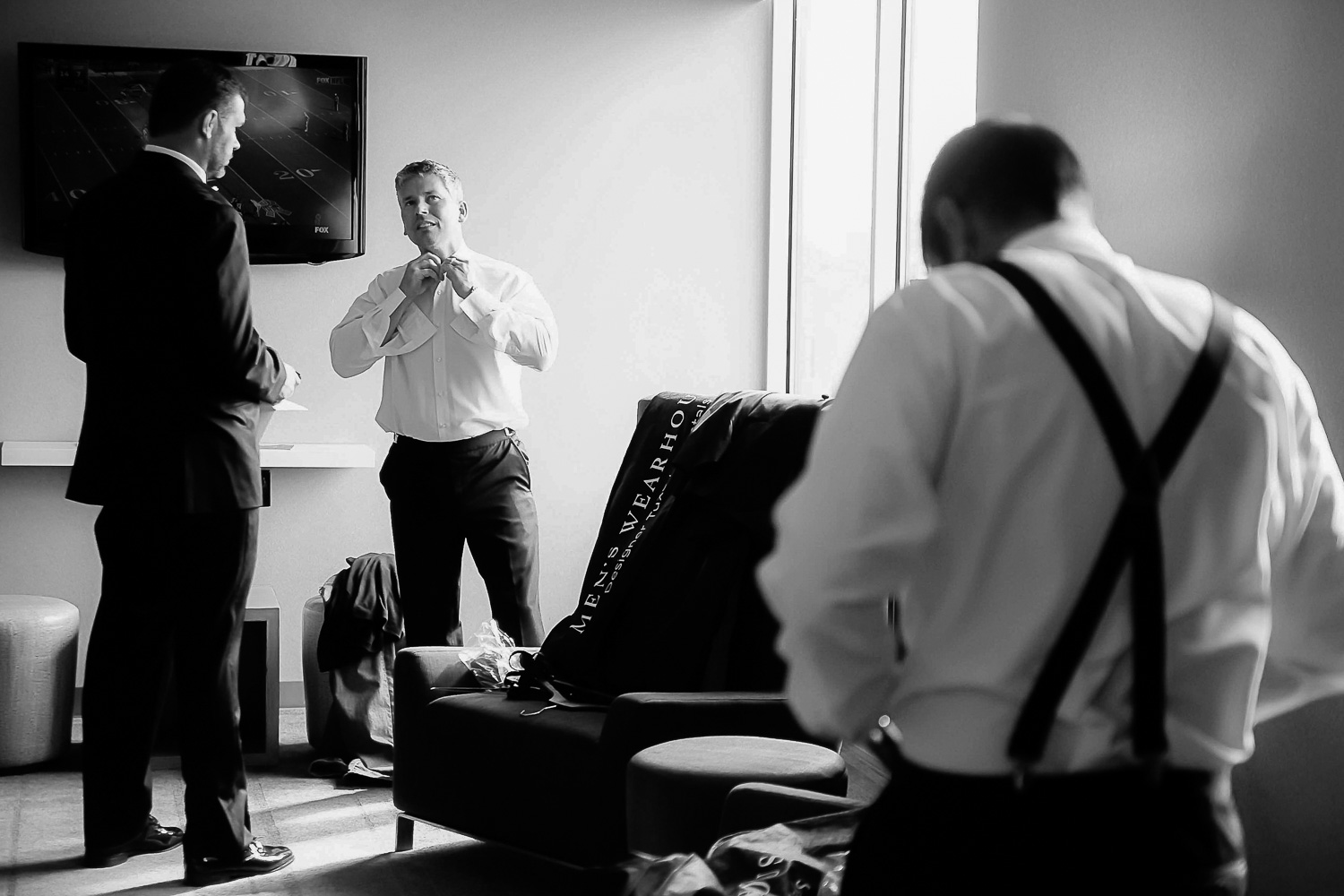 groomsmen and groom getting ready at Aloft in Minneapolis
