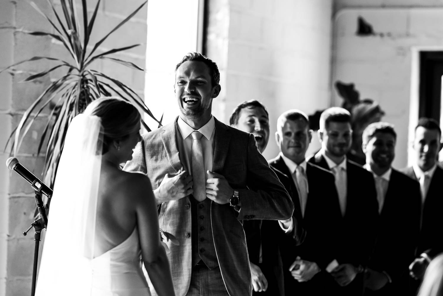 groom and bride saying wedding vows at Paikka