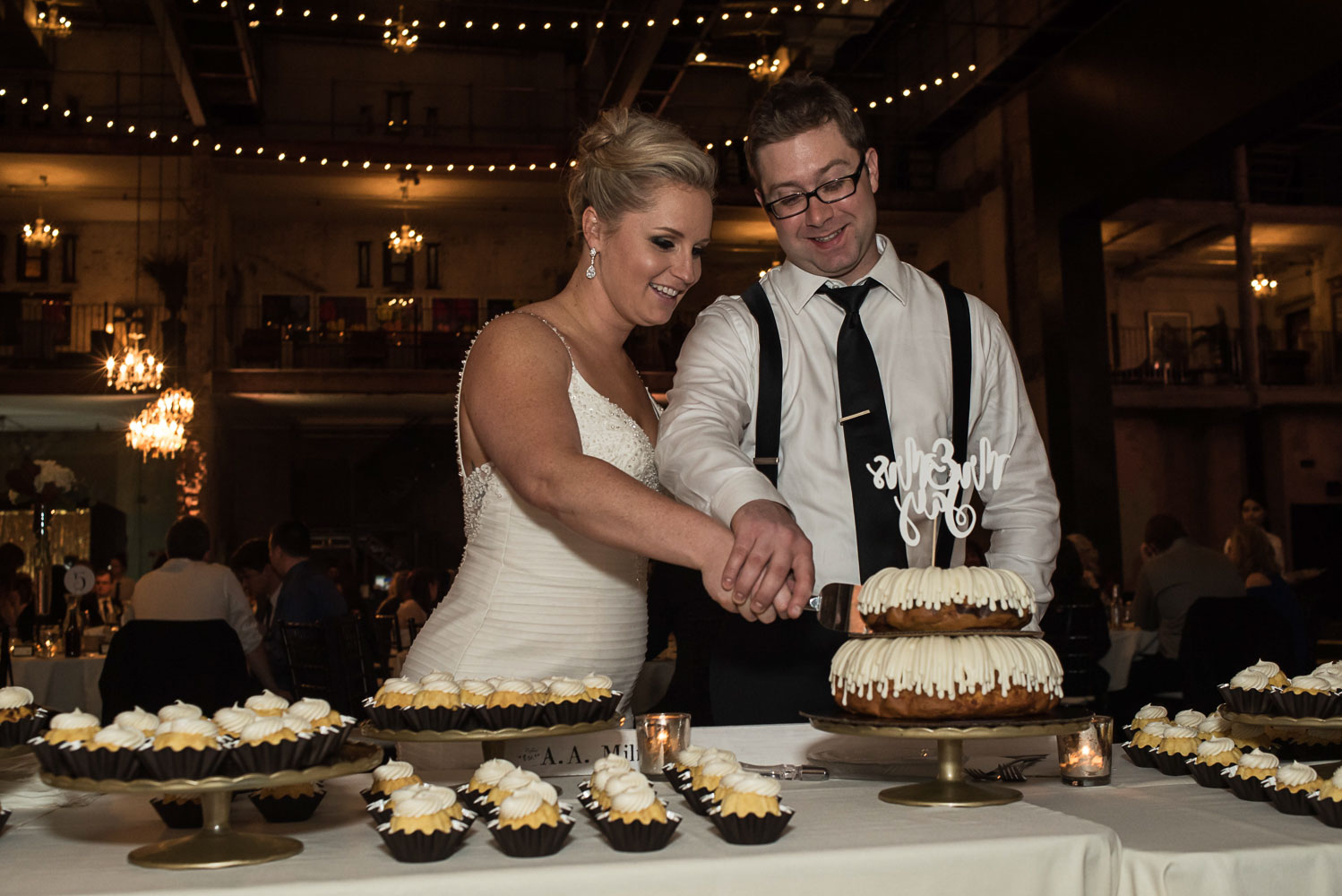 bride and groom cutting the cake at Aria of Minneapolis