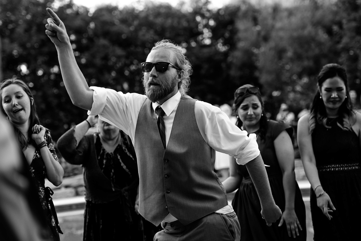 groomsman and guests dancing at the summer backyard wedding in Minnesota