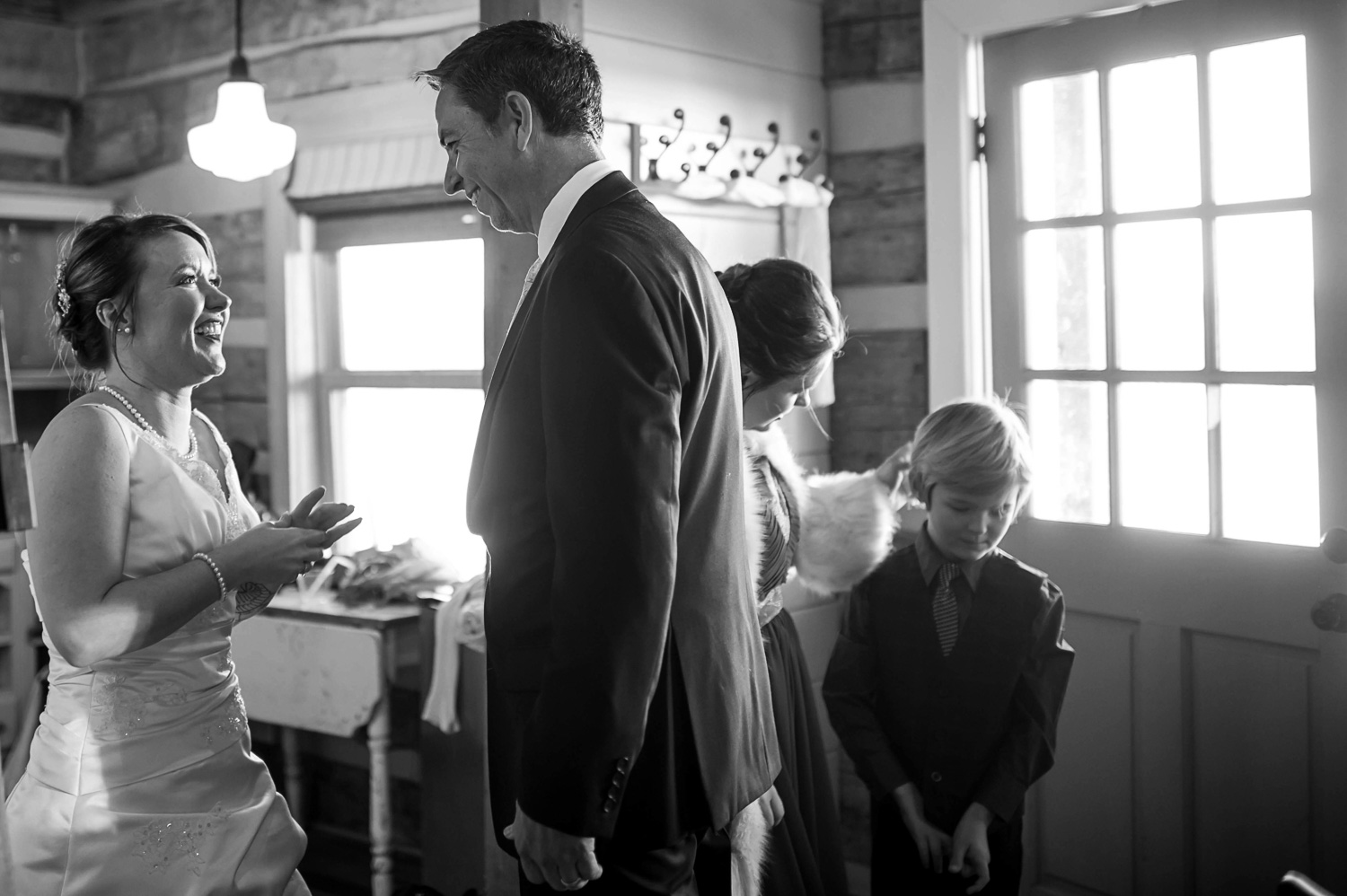 dad seeing his daughter for the first time on her wedding day