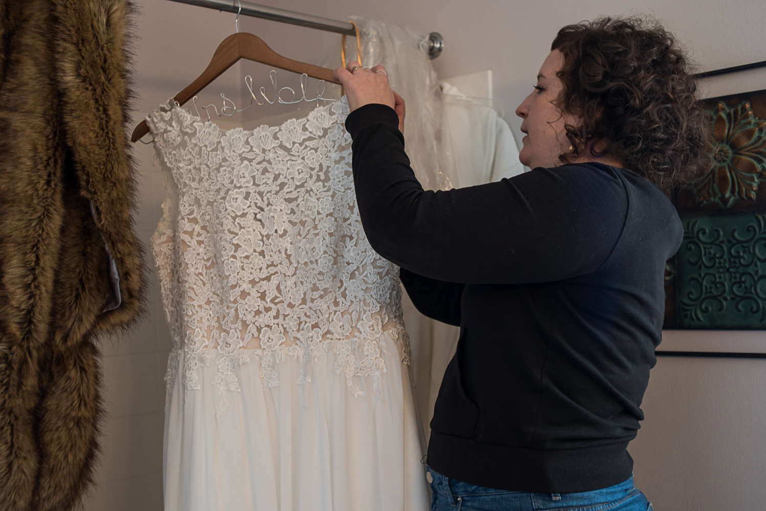 bride taking her dress down to get ready for her wedding at Turtle's 1890 Social Centre